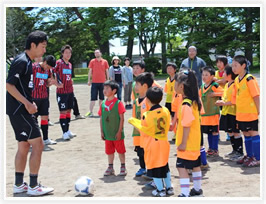 名塚コーチから指導を受ける子供たち